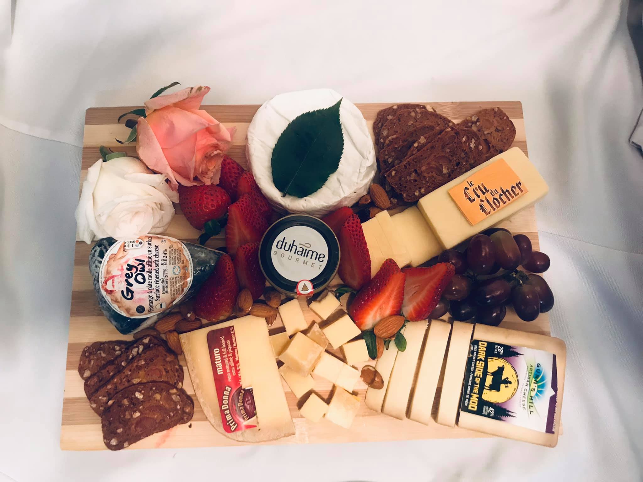 International cheese&deli | distribution of more than 300 cheeses, with a specialization in local cheeses, artisanal from Quebec, and a wide variety of cheeses made from raw milk | Producer of Distributions Macchi