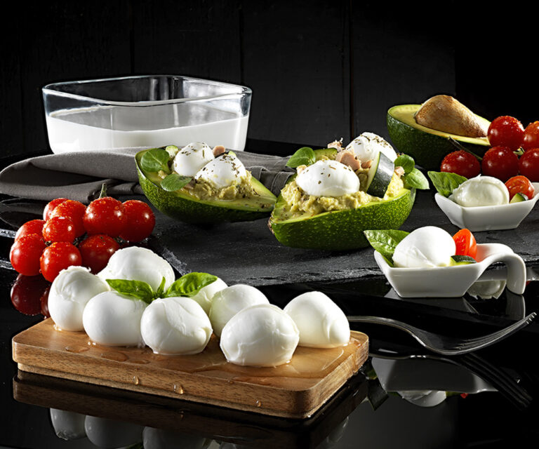 casearia cioffi | Cheese business by hand-cutting the first mozzarellas, produced with one of the finest milks, that of Piana del Sele buffalo | Producer of Distributions Macchi